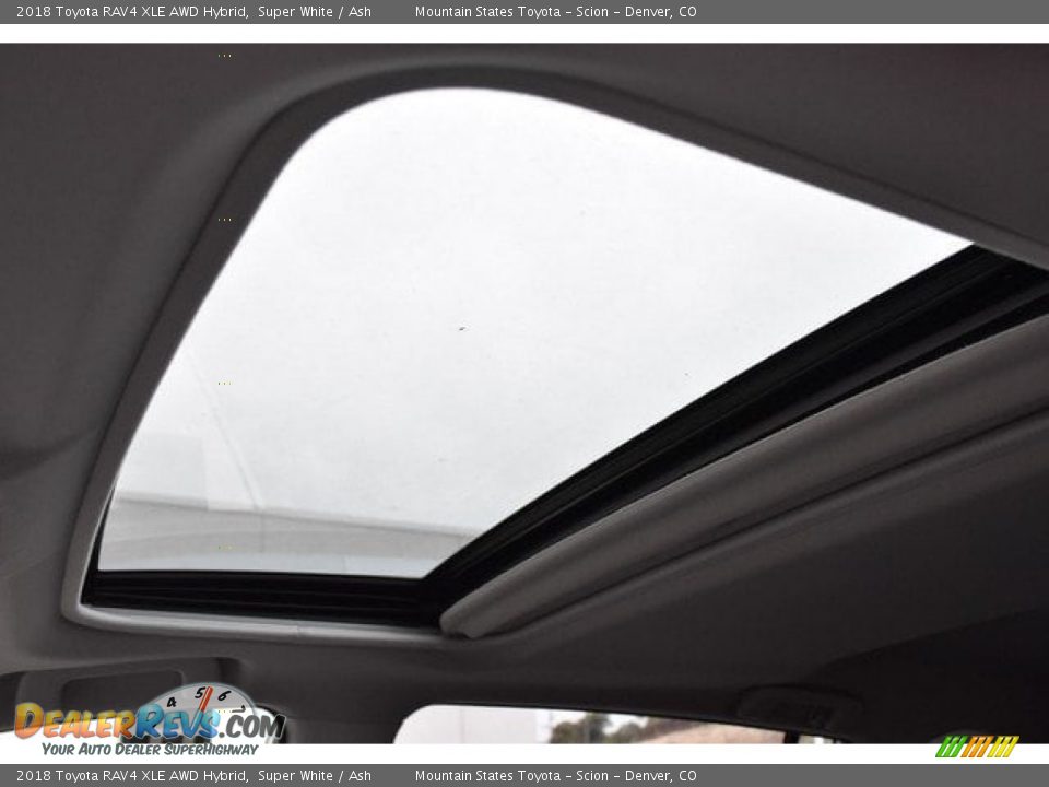 2018 Toyota RAV4 XLE AWD Hybrid Super White / Ash Photo #9