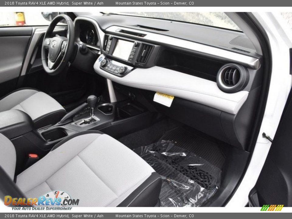 2018 Toyota RAV4 XLE AWD Hybrid Super White / Ash Photo #11
