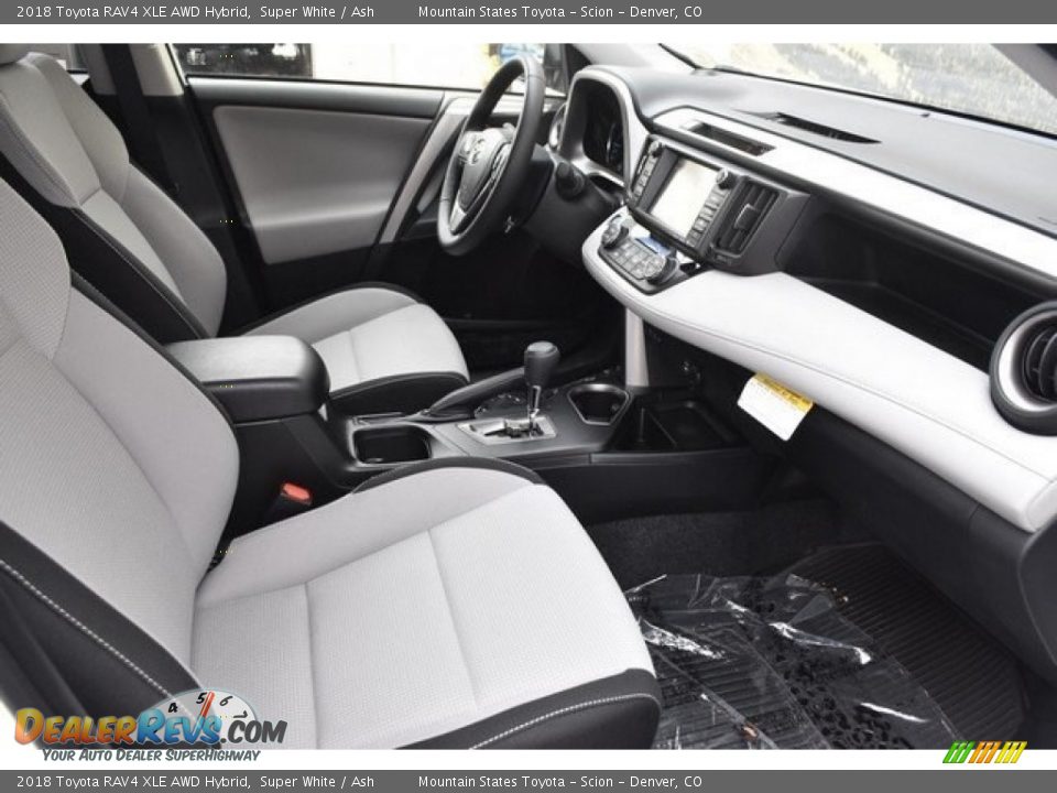 2018 Toyota RAV4 XLE AWD Hybrid Super White / Ash Photo #12