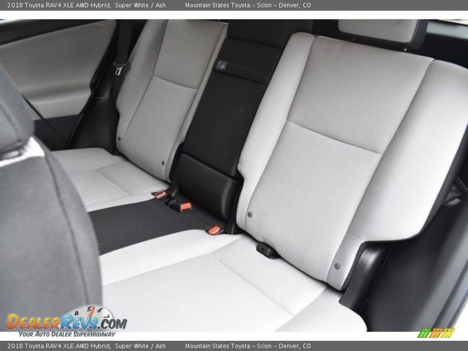 2018 Toyota RAV4 XLE AWD Hybrid Super White / Ash Photo #16