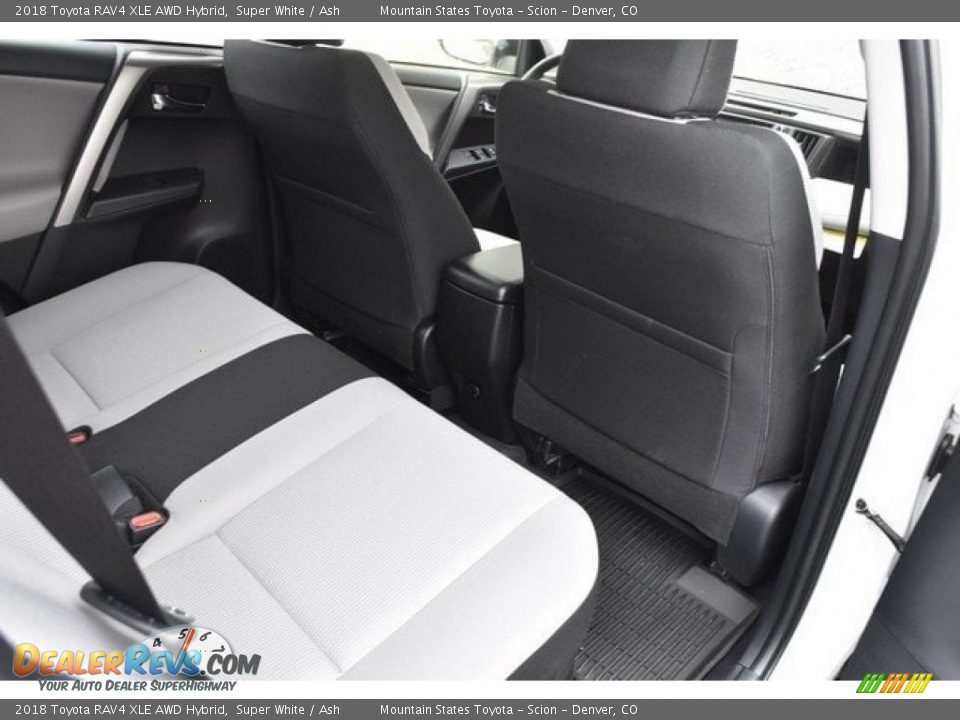 2018 Toyota RAV4 XLE AWD Hybrid Super White / Ash Photo #17
