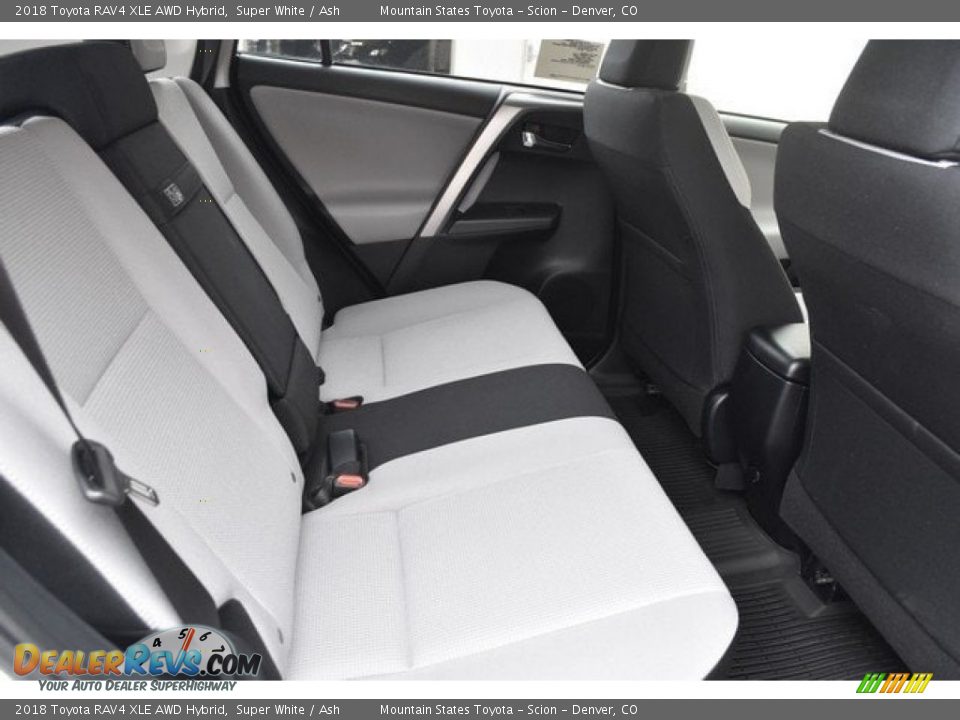 2018 Toyota RAV4 XLE AWD Hybrid Super White / Ash Photo #18