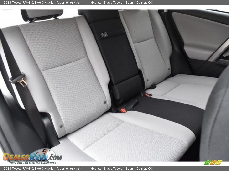 2018 Toyota RAV4 XLE AWD Hybrid Super White / Ash Photo #19