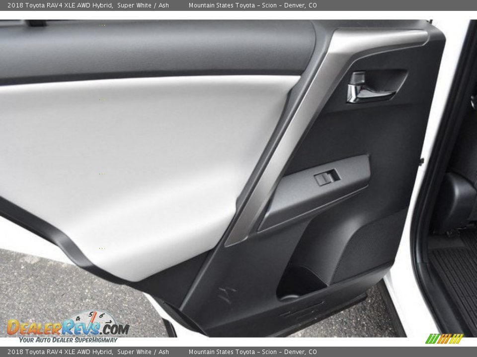 2018 Toyota RAV4 XLE AWD Hybrid Super White / Ash Photo #21