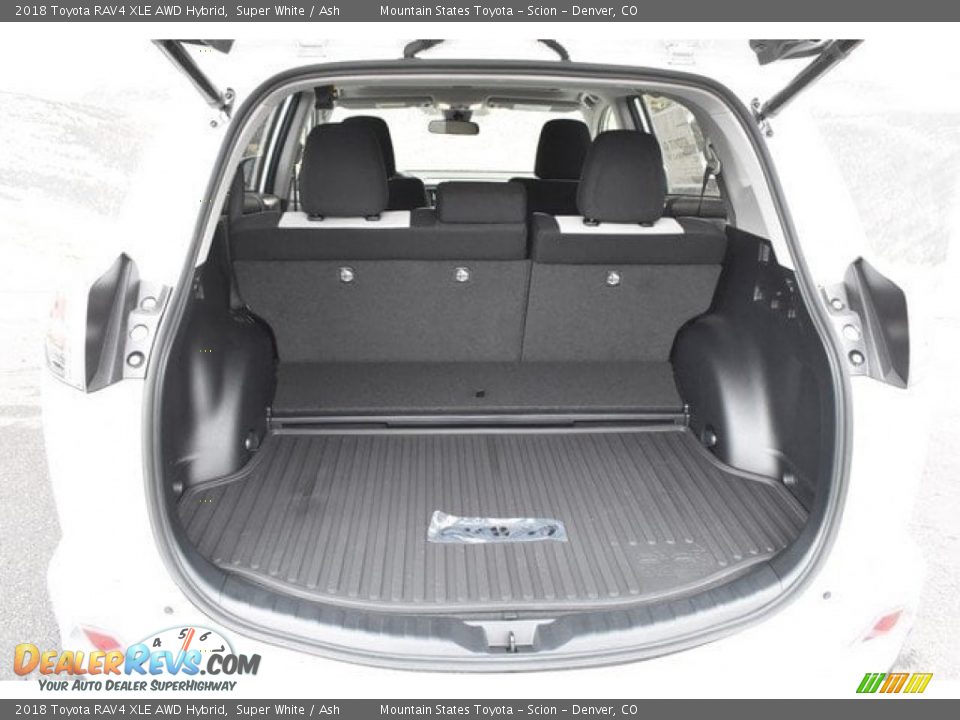 2018 Toyota RAV4 XLE AWD Hybrid Super White / Ash Photo #31