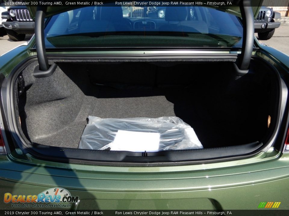 2019 Chrysler 300 Touring AWD Green Metallic / Black Photo #5
