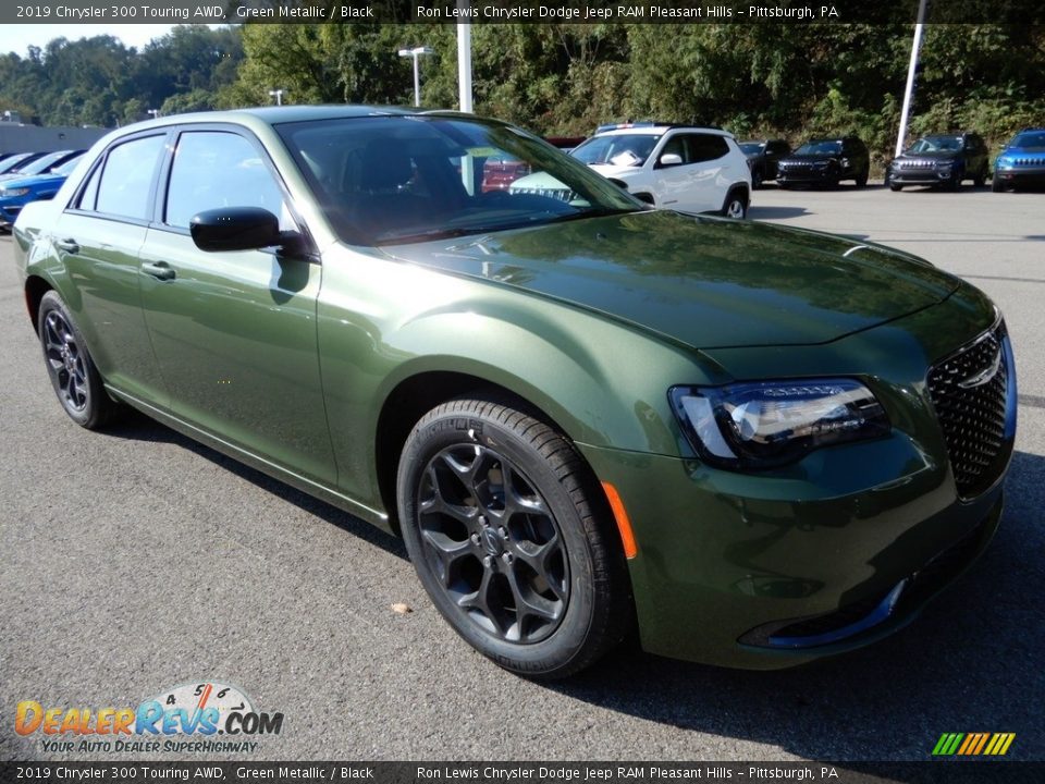 Front 3/4 View of 2019 Chrysler 300 Touring AWD Photo #8