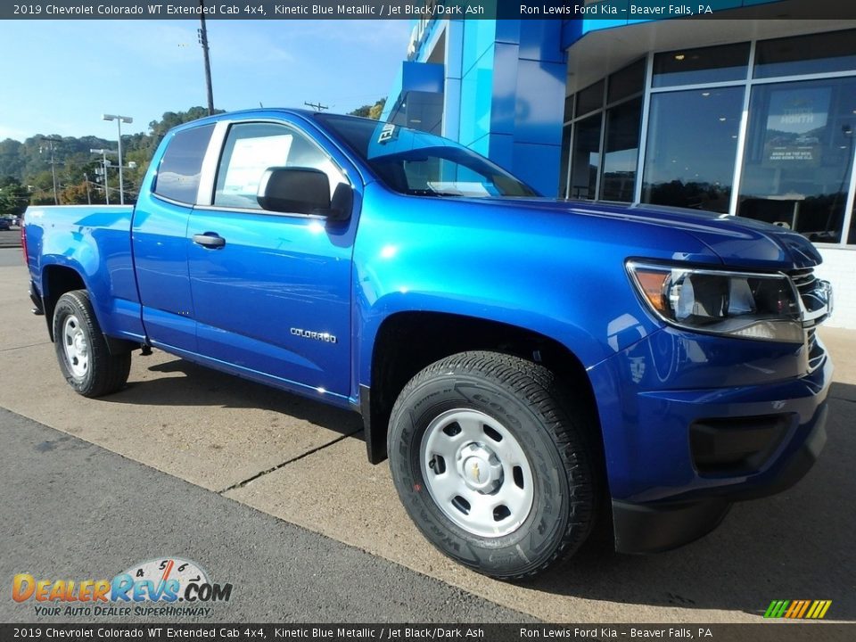 Front 3/4 View of 2019 Chevrolet Colorado WT Extended Cab 4x4 Photo #8