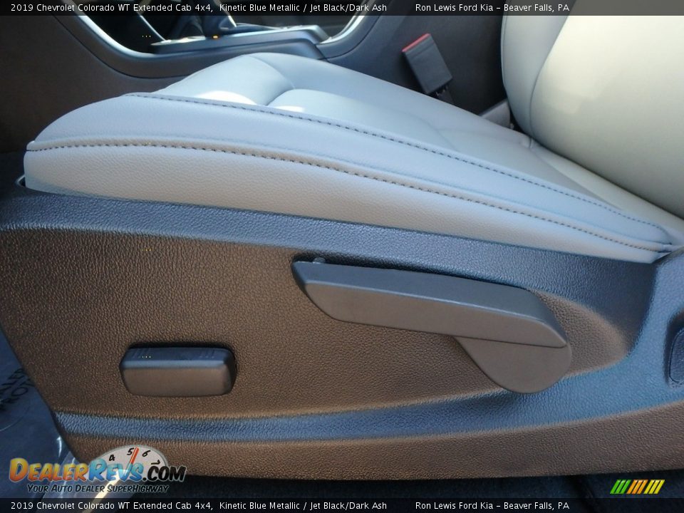Front Seat of 2019 Chevrolet Colorado WT Extended Cab 4x4 Photo #16