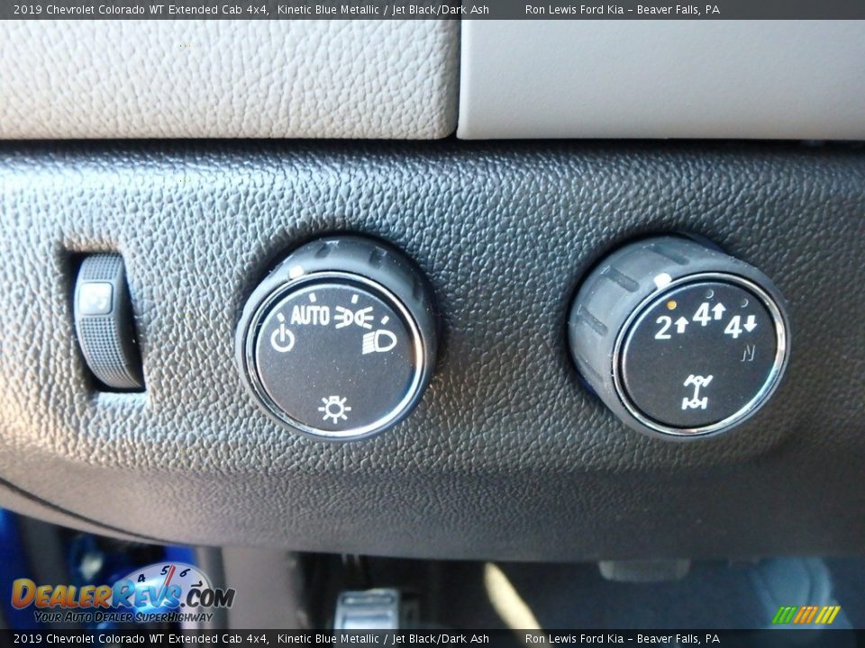Controls of 2019 Chevrolet Colorado WT Extended Cab 4x4 Photo #17