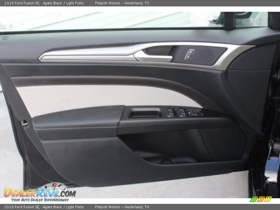 Door Panel of 2019 Ford Fusion SE Photo #12