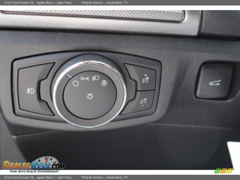 Controls of 2019 Ford Fusion SE Photo #24