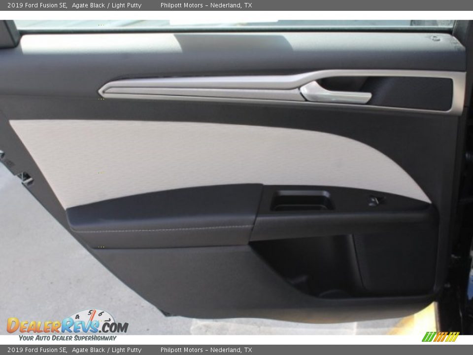 Door Panel of 2019 Ford Fusion SE Photo #25