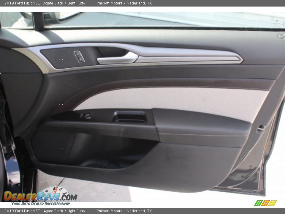 Door Panel of 2019 Ford Fusion SE Photo #32