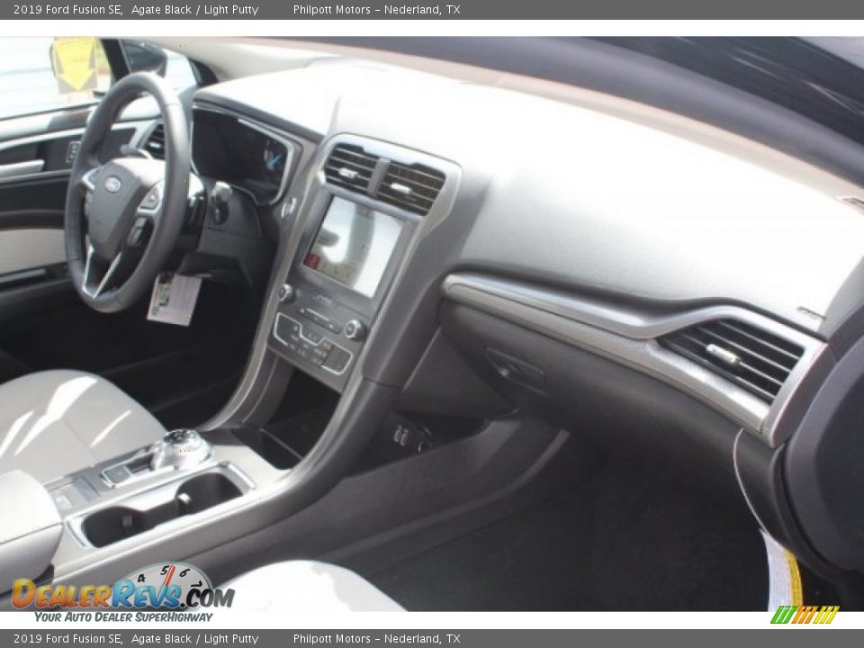 2019 Ford Fusion SE Agate Black / Light Putty Photo #33