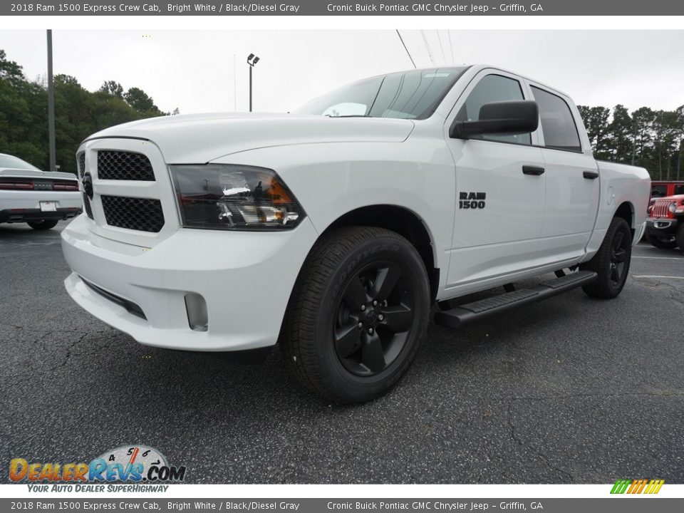 Front 3/4 View of 2018 Ram 1500 Express Crew Cab Photo #3
