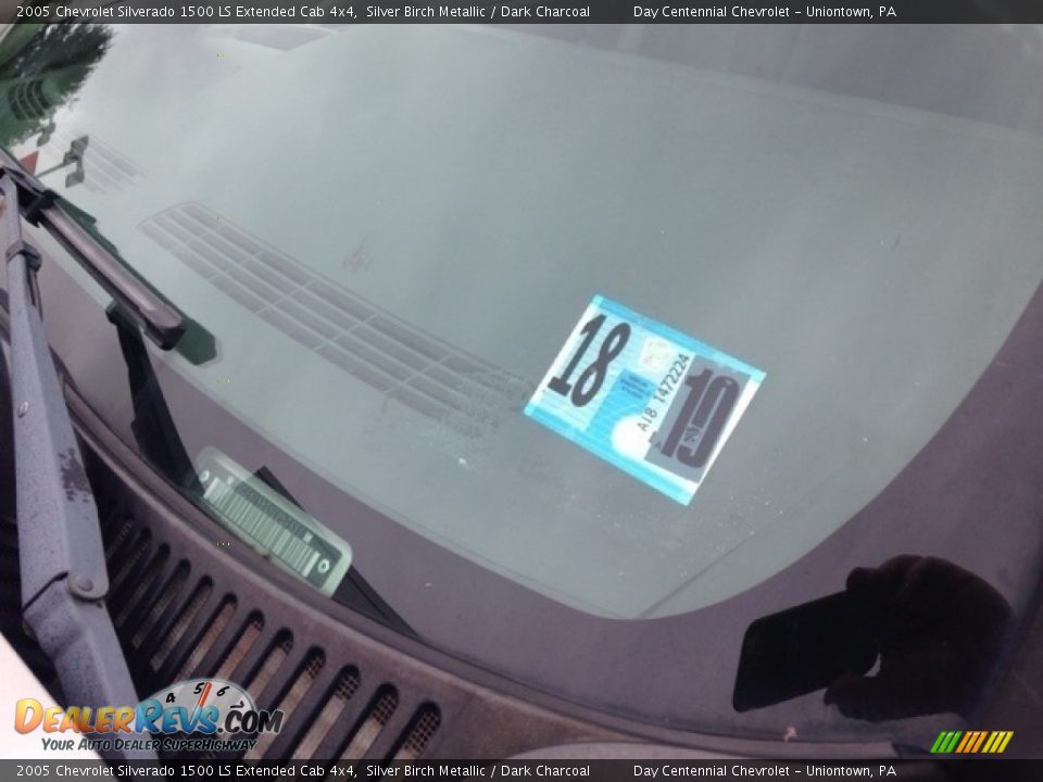 2005 Chevrolet Silverado 1500 LS Extended Cab 4x4 Silver Birch Metallic / Dark Charcoal Photo #2