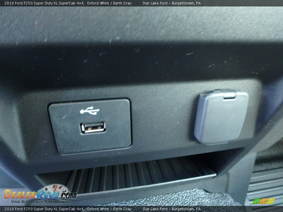 2019 Ford F250 Super Duty XL SuperCab 4x4 Oxford White / Earth Gray Photo #17