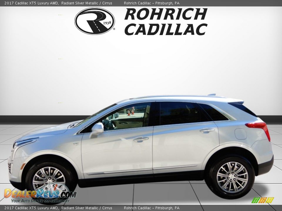 2017 Cadillac XT5 Luxury AWD Radiant Silver Metallic / Cirrus Photo #2