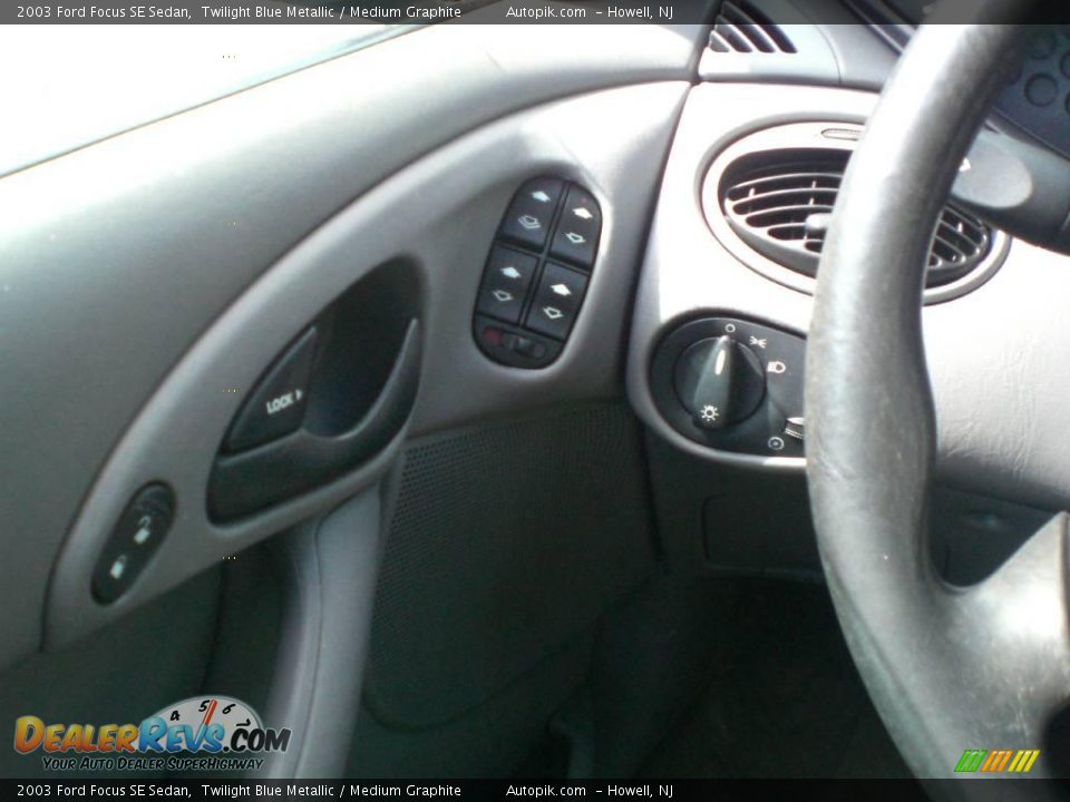 2003 Ford Focus SE Sedan Twilight Blue Metallic / Medium Graphite Photo #15