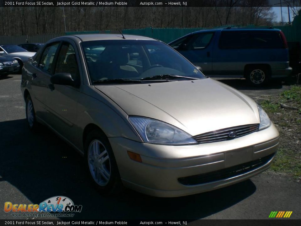 2001 Ford Focus SE Sedan Jackpot Gold Metallic / Medium Pebble Photo #2