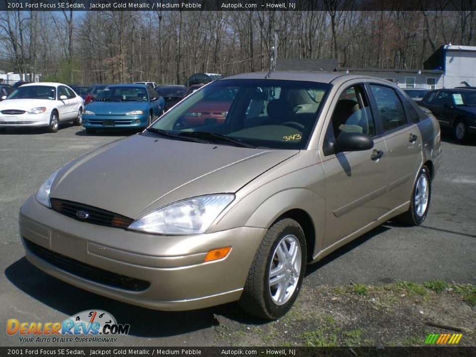 2001 Ford Focus SE Sedan Jackpot Gold Metallic / Medium Pebble Photo #3