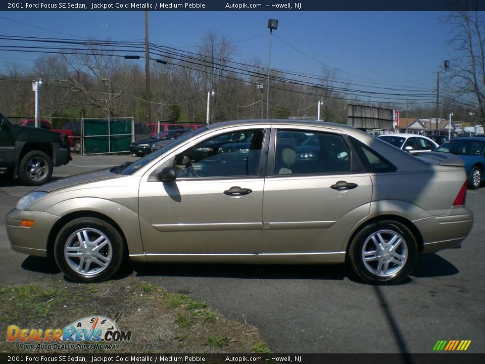 2001 Ford Focus SE Sedan Jackpot Gold Metallic / Medium Pebble Photo #4