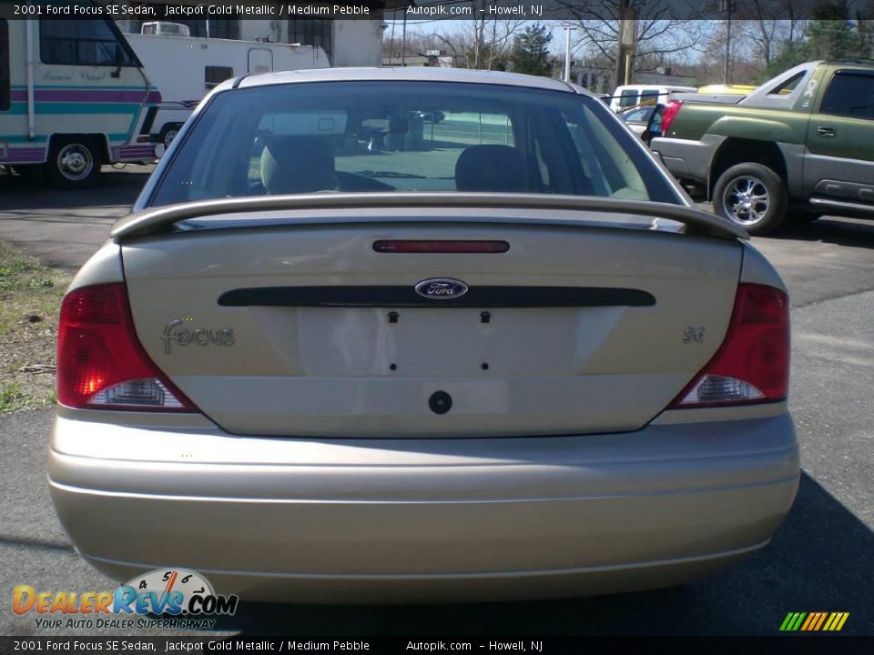 2001 Ford Focus SE Sedan Jackpot Gold Metallic / Medium Pebble Photo #6