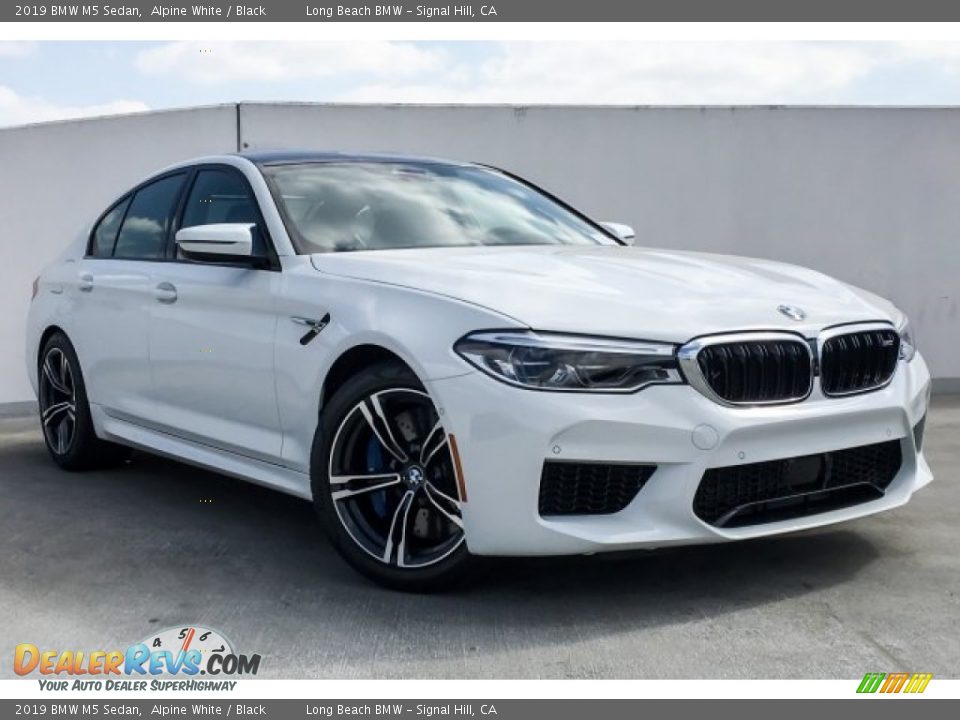 Front 3/4 View of 2019 BMW M5 Sedan Photo #12