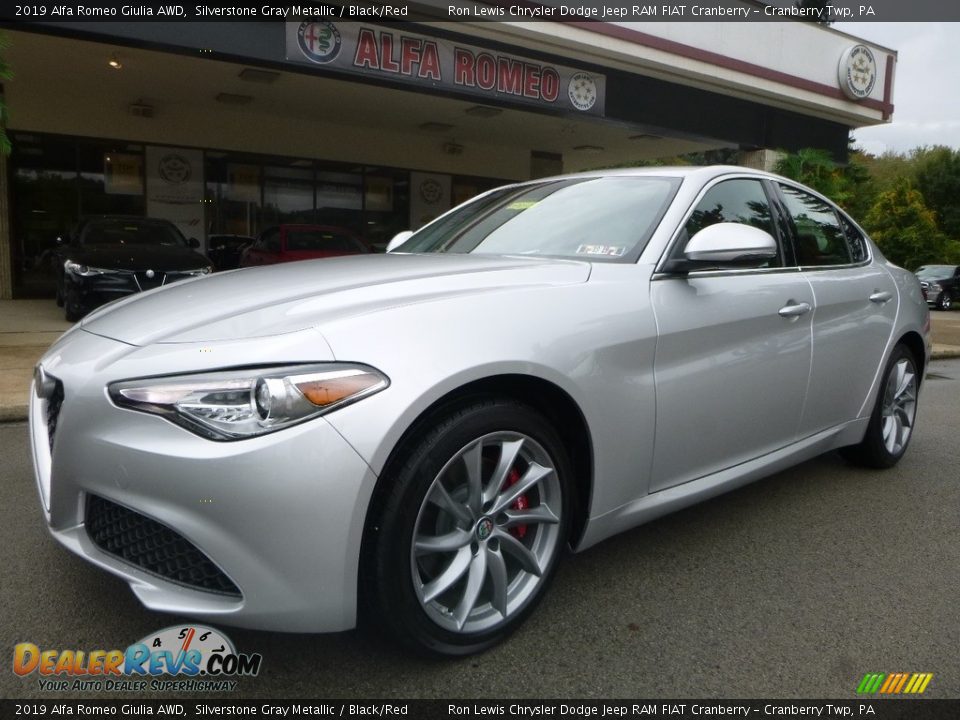 Front 3/4 View of 2019 Alfa Romeo Giulia AWD Photo #2