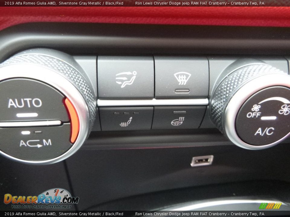 Controls of 2019 Alfa Romeo Giulia AWD Photo #23