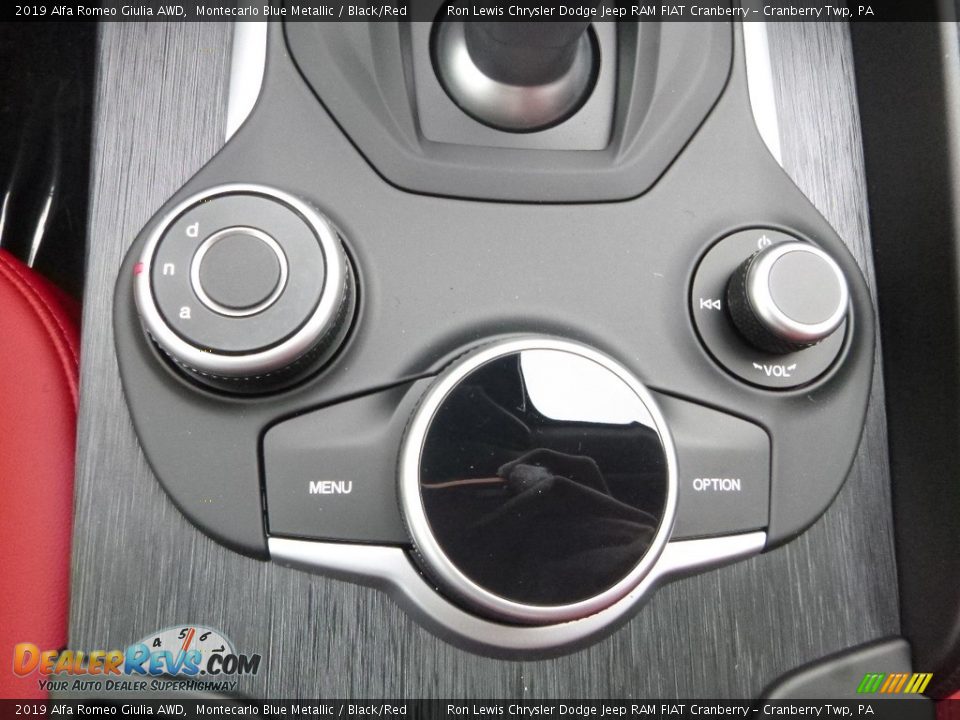 Controls of 2019 Alfa Romeo Giulia AWD Photo #25