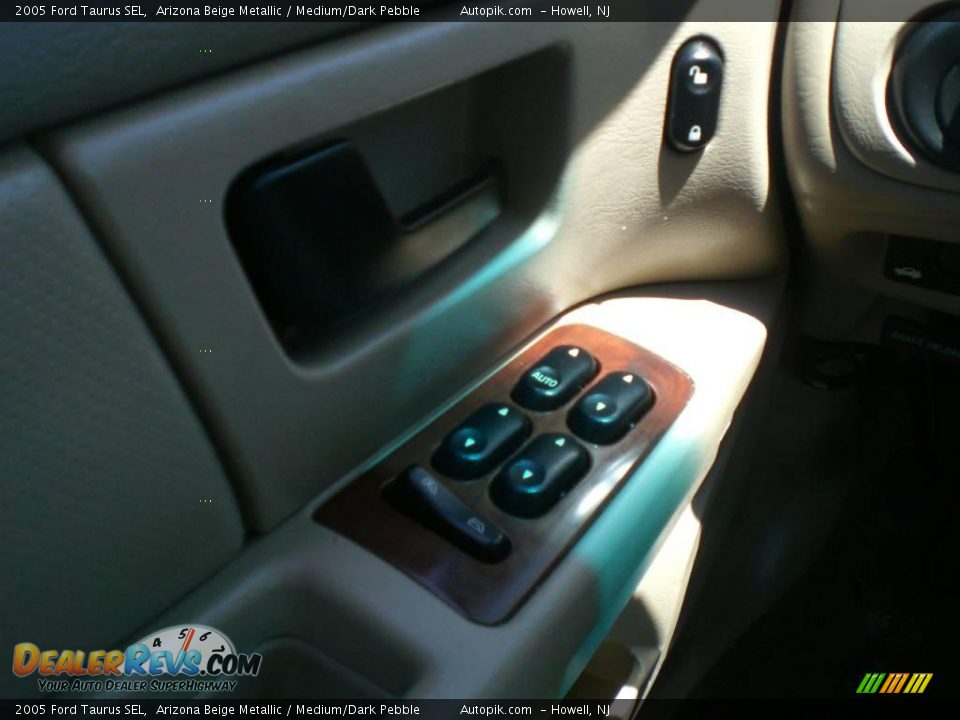 2005 Ford Taurus SEL Arizona Beige Metallic / Medium/Dark Pebble Photo #16