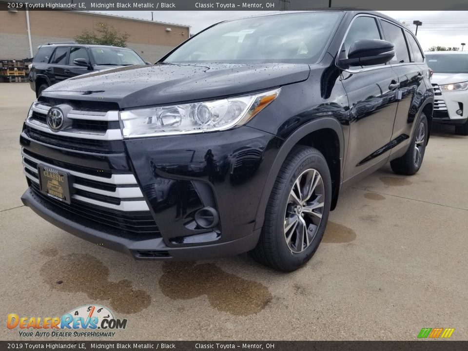 Front 3/4 View of 2019 Toyota Highlander LE Photo #1