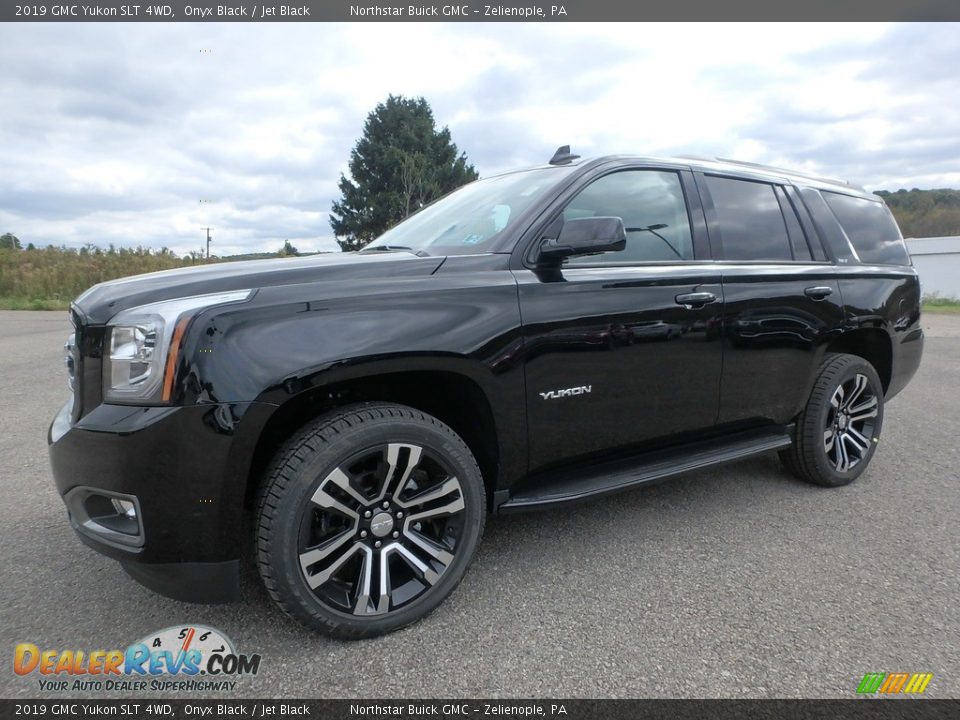 Front 3/4 View of 2019 GMC Yukon SLT 4WD Photo #1