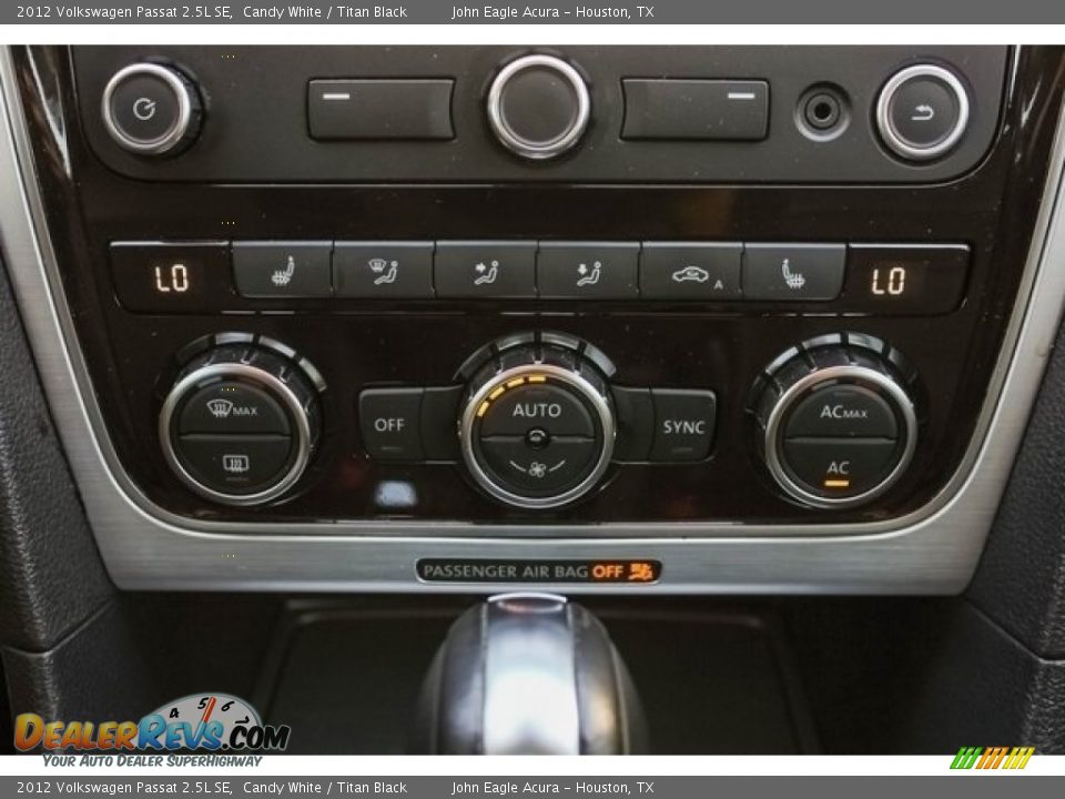 2012 Volkswagen Passat 2.5L SE Candy White / Titan Black Photo #31