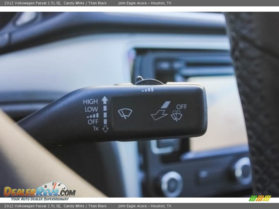 2012 Volkswagen Passat 2.5L SE Candy White / Titan Black Photo #36