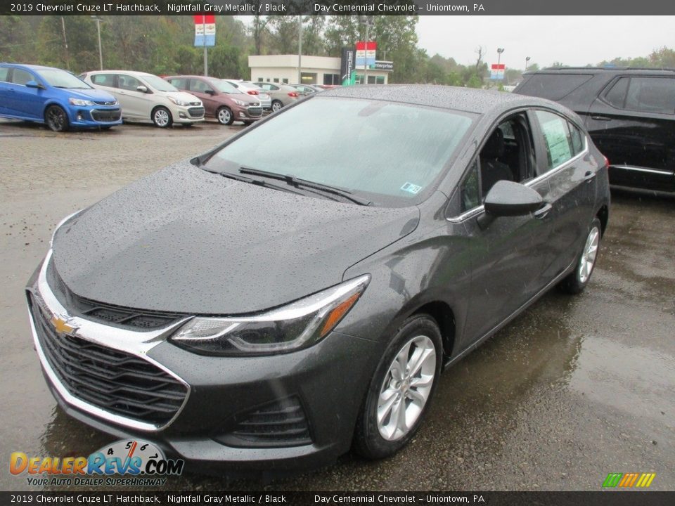 Front 3/4 View of 2019 Chevrolet Cruze LT Hatchback Photo #5