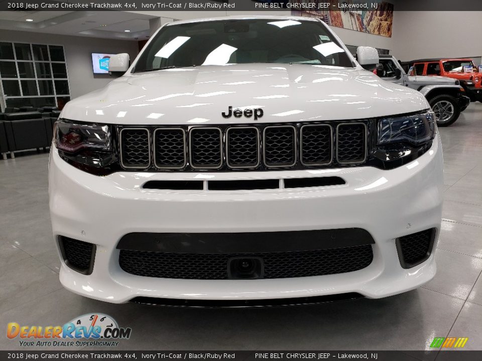 2018 Jeep Grand Cherokee Trackhawk 4x4 Ivory Tri-Coat / Black/Ruby Red Photo #2
