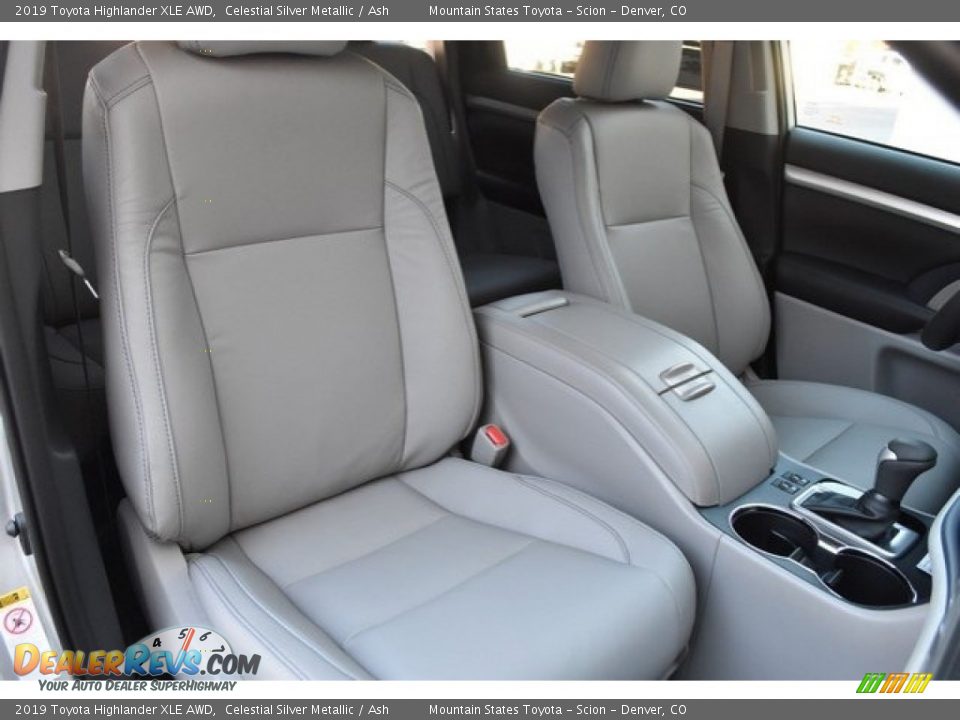Front Seat of 2019 Toyota Highlander XLE AWD Photo #13