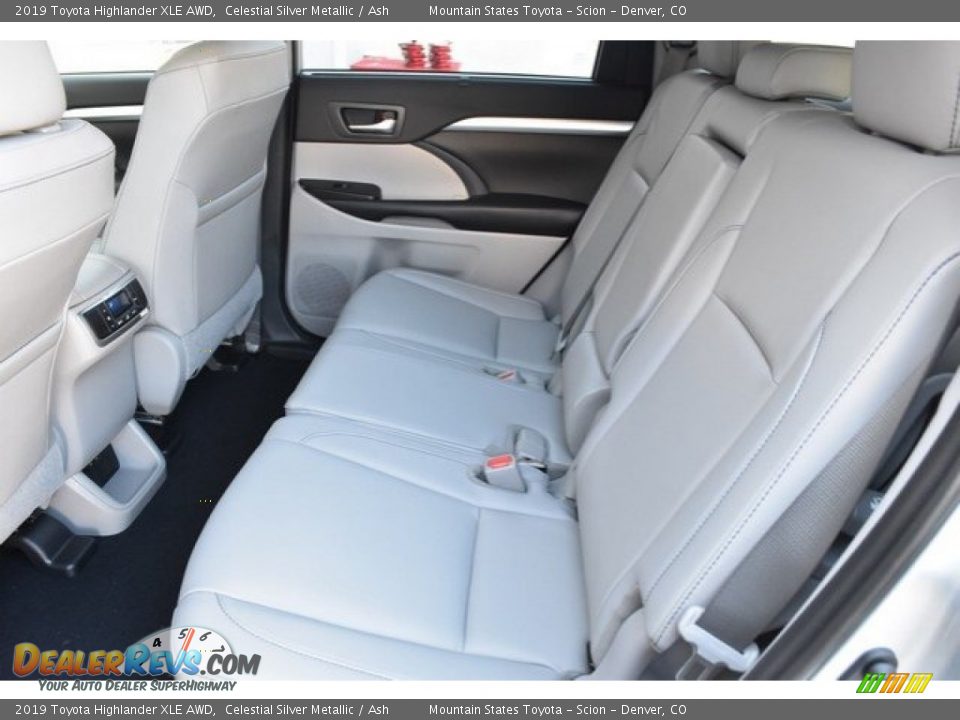 Rear Seat of 2019 Toyota Highlander XLE AWD Photo #15