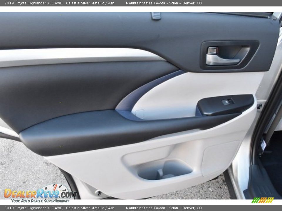 Door Panel of 2019 Toyota Highlander XLE AWD Photo #24