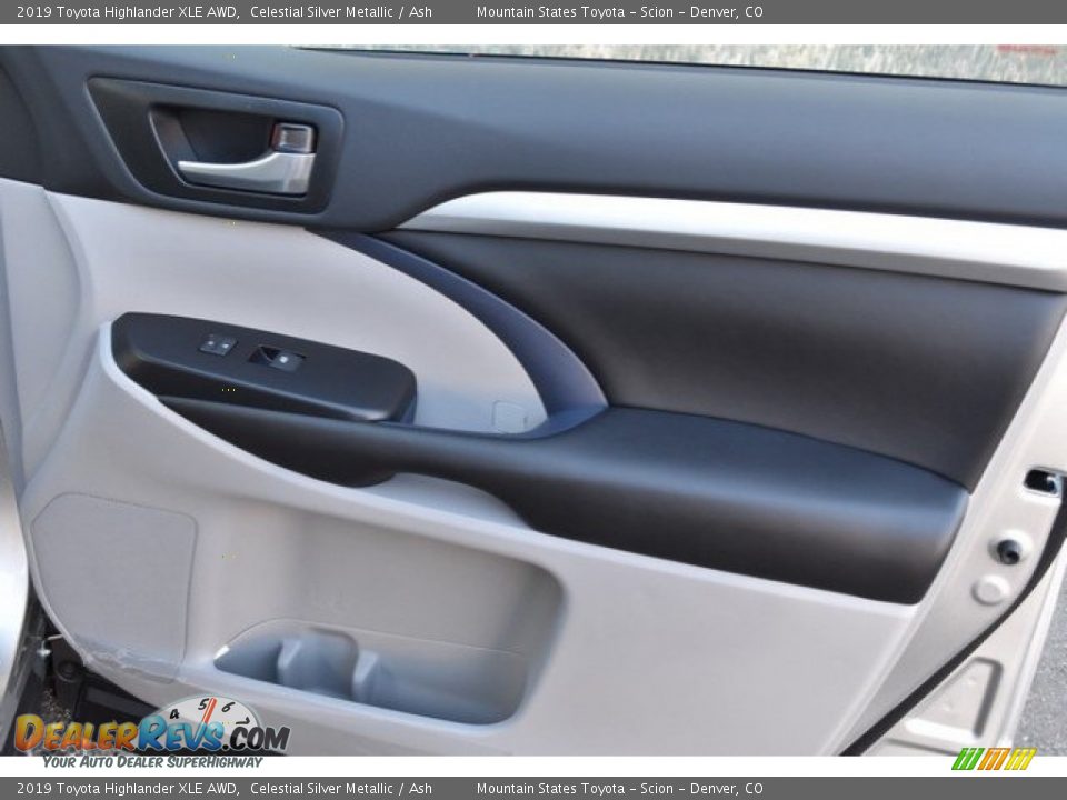 Door Panel of 2019 Toyota Highlander XLE AWD Photo #25