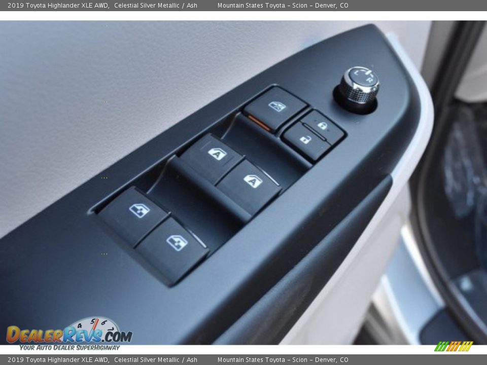 Controls of 2019 Toyota Highlander XLE AWD Photo #27