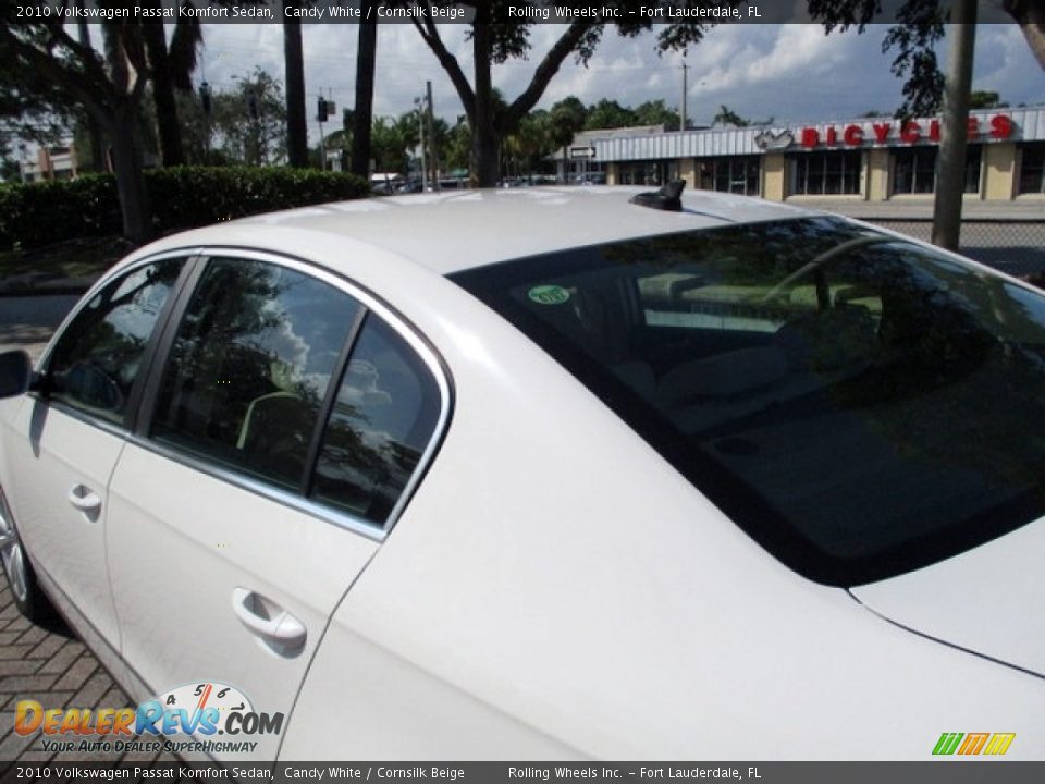 2010 Volkswagen Passat Komfort Sedan Candy White / Cornsilk Beige Photo #31