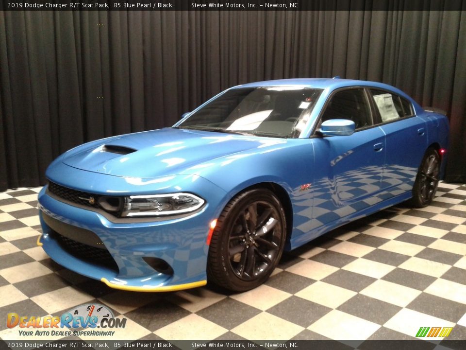 Front 3/4 View of 2019 Dodge Charger R/T Scat Pack Photo #2