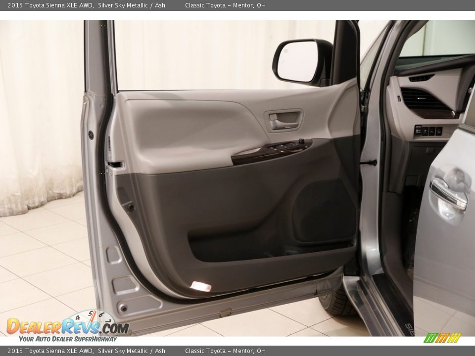 2015 Toyota Sienna XLE AWD Silver Sky Metallic / Ash Photo #4