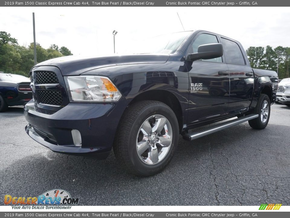 Front 3/4 View of 2019 Ram 1500 Classic Express Crew Cab 4x4 Photo #3