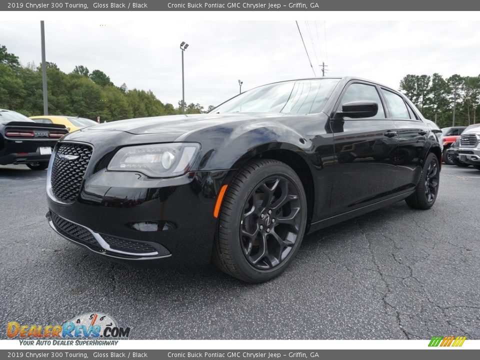Front 3/4 View of 2019 Chrysler 300 Touring Photo #3