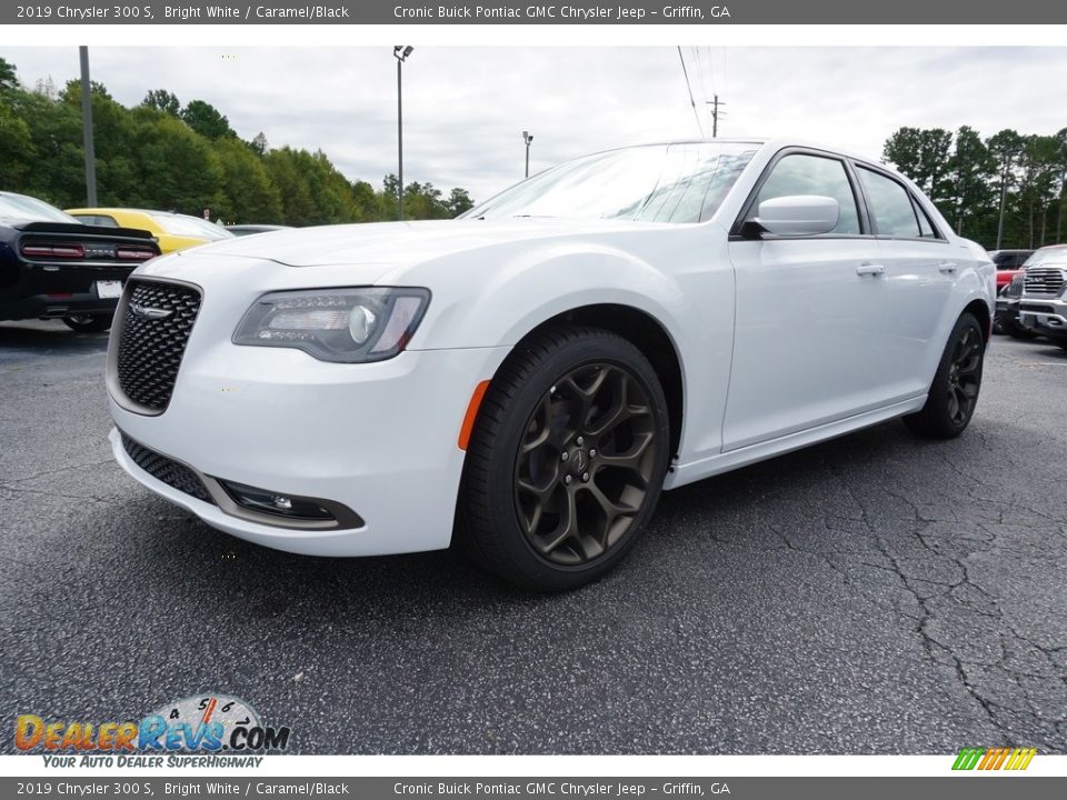 Front 3/4 View of 2019 Chrysler 300 S Photo #3